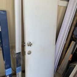 Puerta de metal mide 28" de largo x 73" de alta   $40