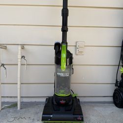 Vacuum Cleaner/ Bissel