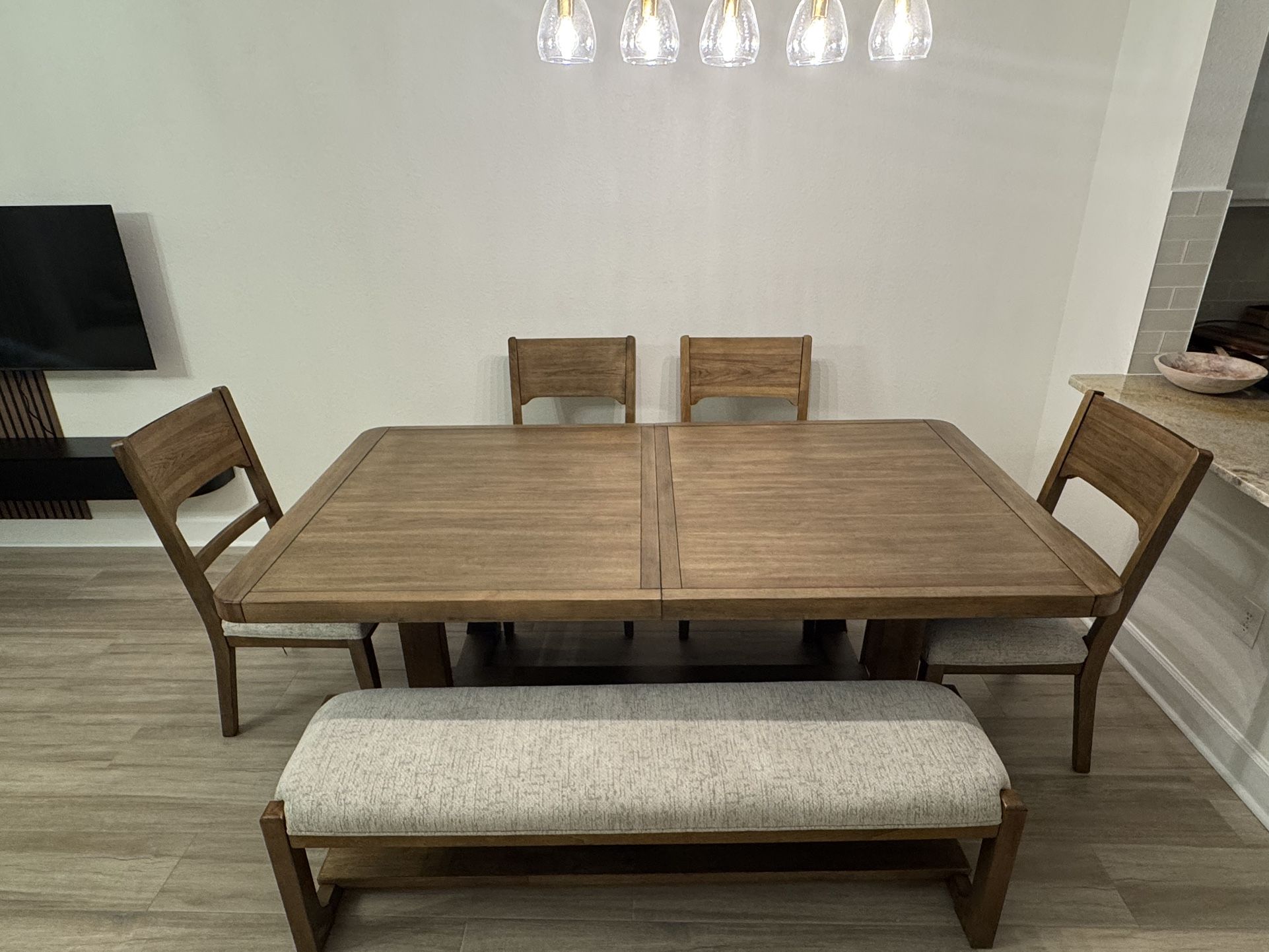 Dining Table Set. 🚚WE DELIVER🚚