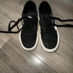 Girls shoes size 4 Brand Reebok