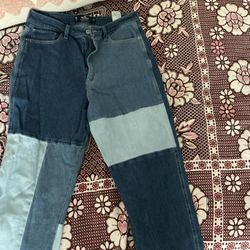 Hollister ultra high-rise mom jeans (Size w30, L27)