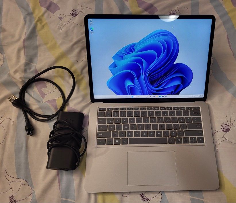 Microsoft Surface Laptop Studio 14" nVidia RTX 3050Ti Intel i7 32GB Ram 1TB SSD Touchscreen Windows PC