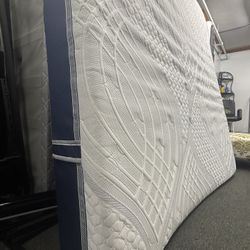Premium King Mattress - Excellent Condition 