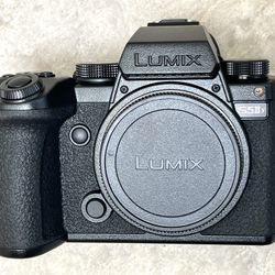 LUMIX S5IIX Camera Body w/Lumix  S PRO  24-70mm f2.8 Lens Like New!
