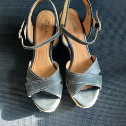 CLARKS  WOMENS OPEN TOE WEDGES - BLACK SIZE 10M