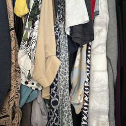 Boy a poner toda la ropa y detalles en un dólar   Ay prendas nuevas otra poco uso