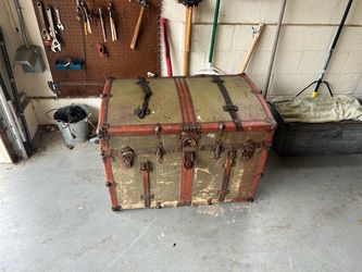 Steamer trunk with stacked drawers