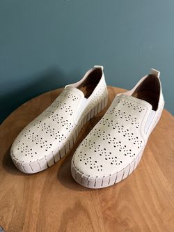Easy Street Performated Platform Sneaker Size 9