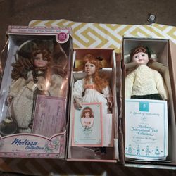 Doll Bundle. Includes

Heirloom international Doll Collection Doll

Melissa Collection Doll.

Pollyanna Tea Party DOLL
Ĺĺ