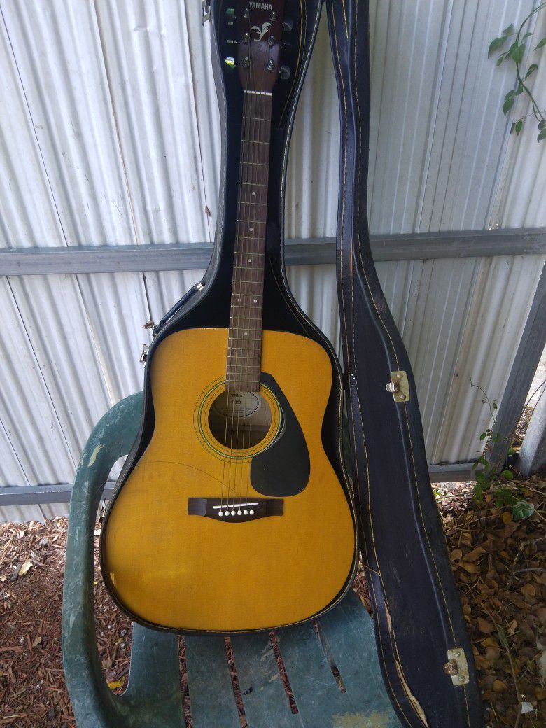 Yamaha Guitar In An Case Vintage Missing One Scream