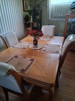 Beautiful Dining Room Set with Leaf – Seats 6