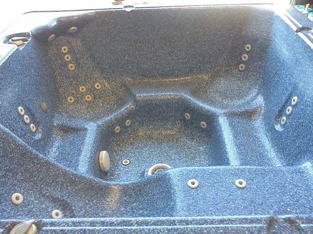 6 person hot tub still Under Warranty Can Delivery