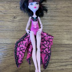 Monster High Draculaura Doll With Ghoul To Bat Transformation Wings