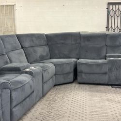 New Recliner Sectional Couch with 2 Consoles! Free Delivery 🚚!