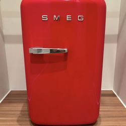 SMEG Mini fridge In Red 