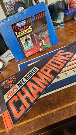 NFL, Chicago Bears, Waltor Payton, New (1995) Starting Lineu up. Timeless Legends, Walter Payton Figuer (unique) w/Black Tip Shoes & NFC DIVION (2025)