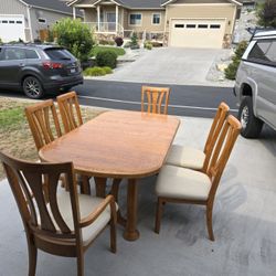 Beautiful Oak Dining Set With 4-6 Chairs