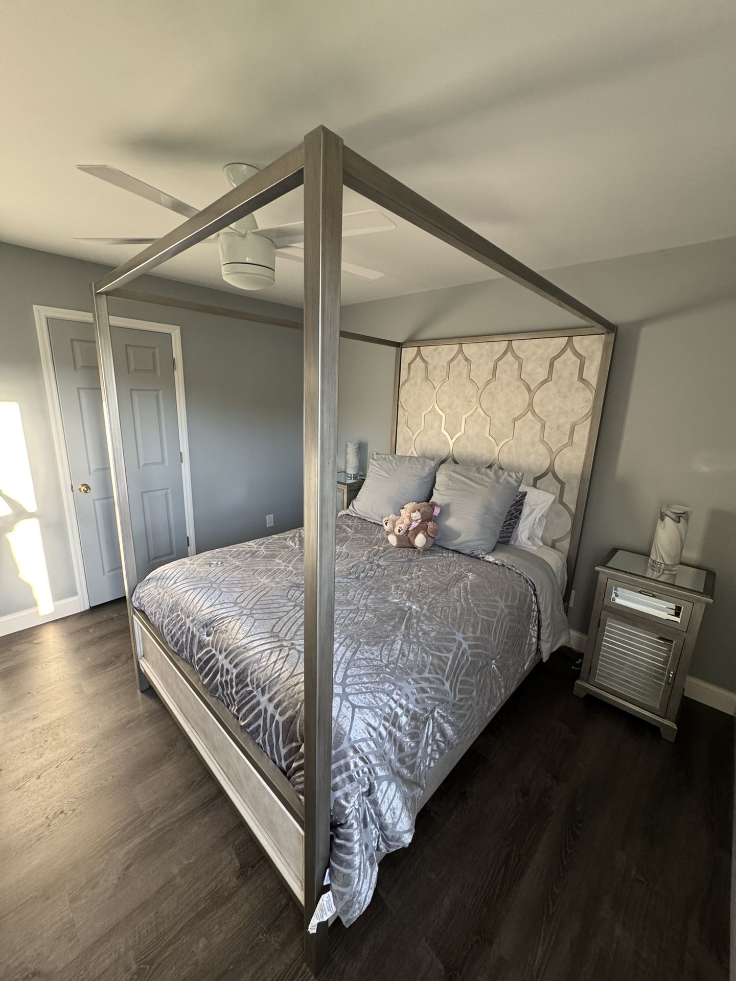 Luxury Bedroom Set – Canopy Bed Frame, 2 Nightstands & 2 Lamps
