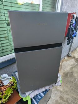 HISENSE MINI FRIDGE IN EXELENT WORKING CONDITION FOR ONLY _$70