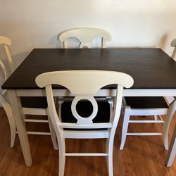 Wood Table With 4 Chairs/ Mesa De Madera Con 4 Sillas