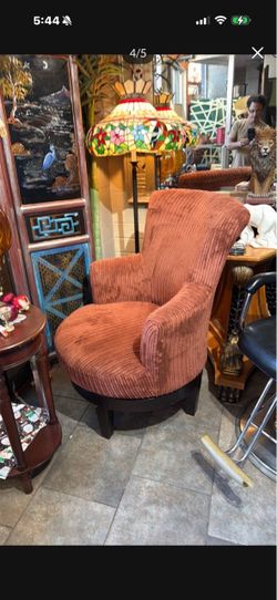 Beautiful, very comfortable swivel Club Chair