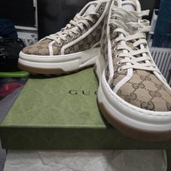 WOMEN'S GUCCI CANVAS SNEAKERS
