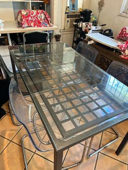 Chairs / Table