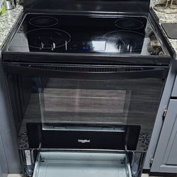 Like new! Black Whirlpool 30" stove, excellent condition, 220 volts, 4 elements, works perfectly. You can come and see it plugged in and working. Deli