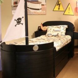 Official Disney Pirates Of The Caribbean Twin Pirate Ship Bed