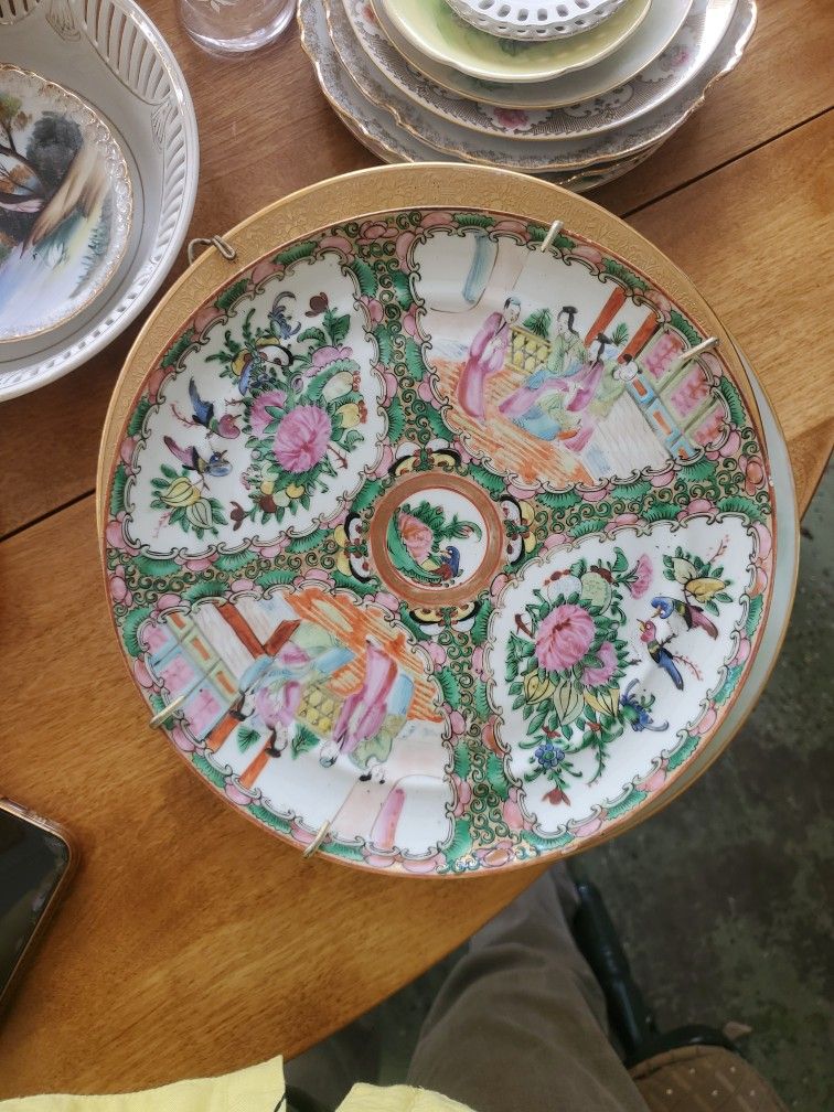 Decorations Plates Differently Priced 