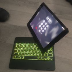 Unlocked 7th Gen iPad With Keyboard 