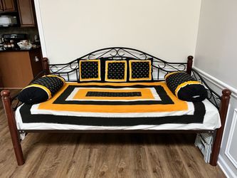 Day bed / with twin mattress & pillows set