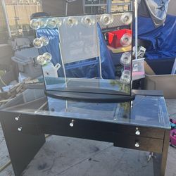 Impression’s vanity mirror with desk