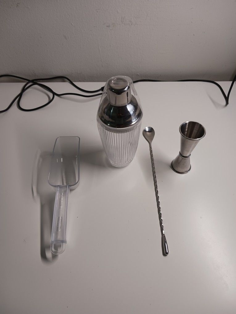 Bartender kit New.
Shaker in glass super elegant.
Included bar spoon scooper and jigger.
All for Only 10 dollars.
Incredible deal