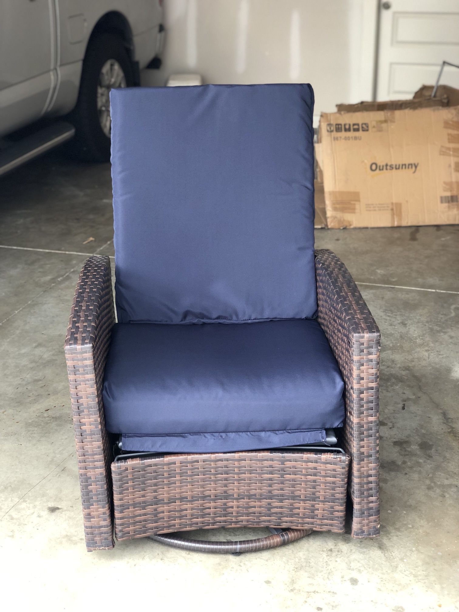 Outsunny Outdoor Wicker Swivel Recliner Chair, Reclining Backrest, Lifting Footrest, 360° Rotating Basic, Water Resistant Cushions for Patio, Dark Blu