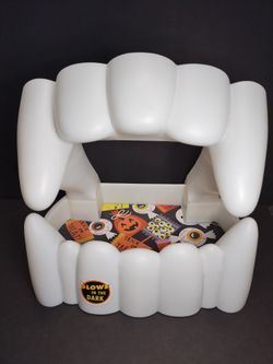 Hallmark Halloween Glow In The Dark Vampire Teeth Candy Bowl