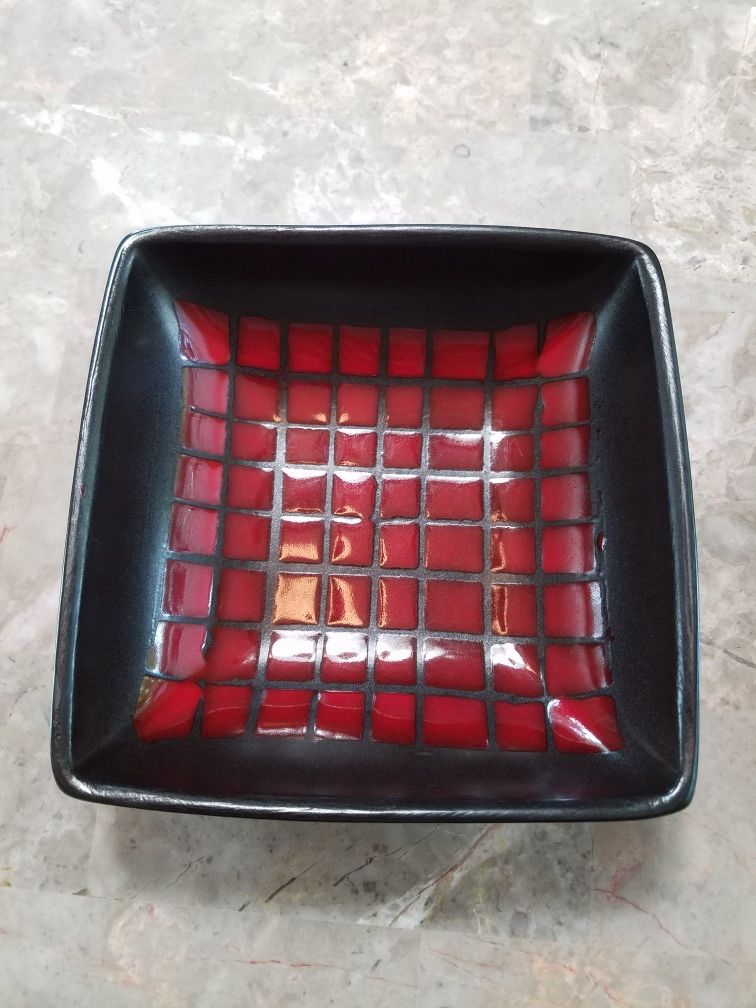 Like new red squares modern dish set of 8 big plates, 5 mugs, 7 bowls, 7 plates.