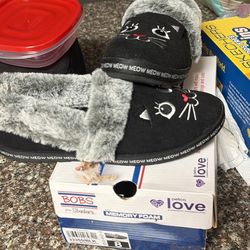 Bobs by sketches cat slippers new in box