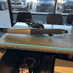 MONAT  SHOWSTOPPER CERAMIC STYLING WAND; cross streets are Arapaho & Waterview 