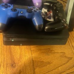 PS4 2 Controllers Good Condition 