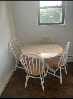 Round Dining Table with 4 Windsor Chairs