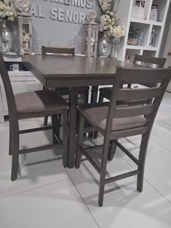 Comedor 4 sillas.   I Can delivery for extra fee