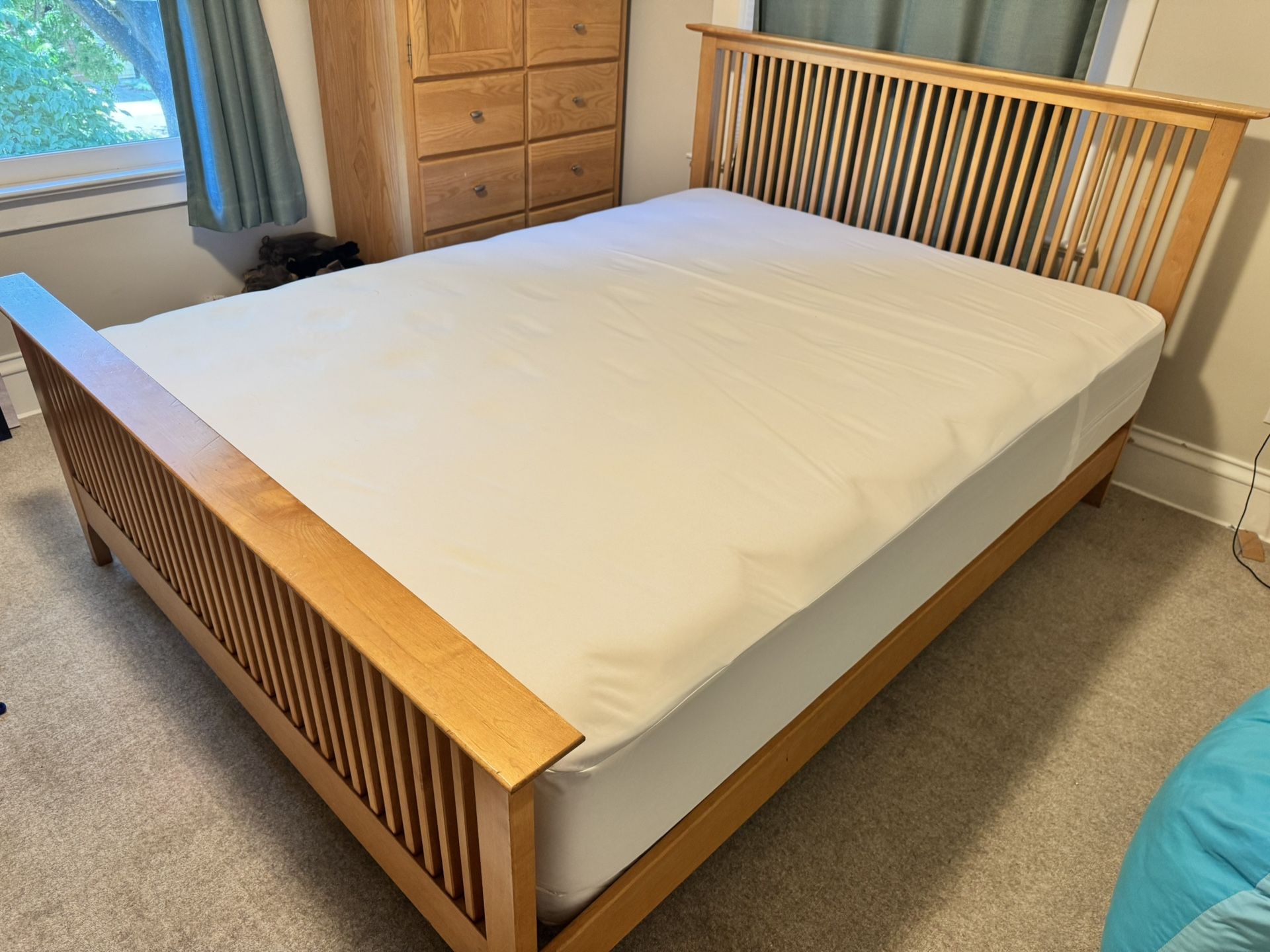 Solid wood (ash or oak) Mission Style queen bedroom set / bedset