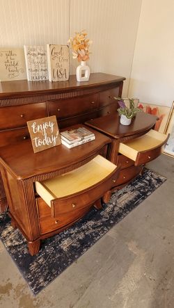 STUNNING DRESSER SET