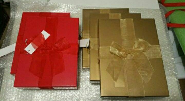 NEW GIFT BOXES WITH BOWS
2 RED
3 GOLD