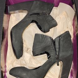 Woman's Size 9 - BMakowski Suede High Top Shoes