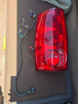 Left OEM 2007 GMC Yukon Tail Light Assembly w/ Harness – Fits Tahoe, Suburban, Yukon XL (2007–2014)