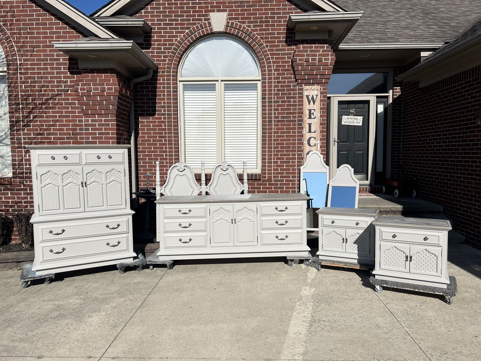 Gorgeous 7-Piece Vintage Bedroom Set