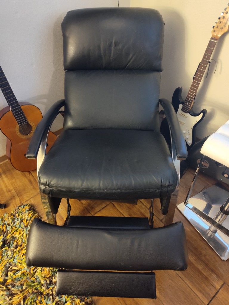 BARCALOUNGER Black Leather Recliner on Steel Frame