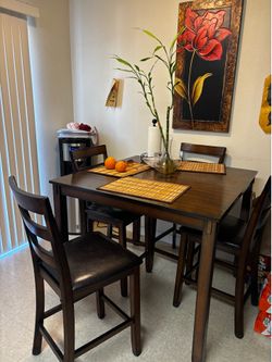 4 seater dinning table like new